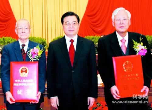 國家科學技術(shù)獎勵大會——王忠誠、徐光憲（轉(zhuǎn)自：歷史上的今天。中國）