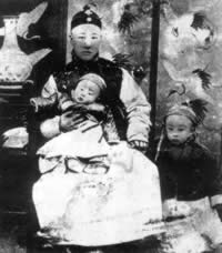 清帝退位，封建君主制結束