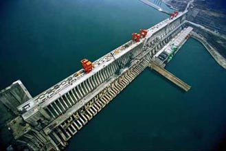 計劃投資131億元進行三峽工程建設（歷史上的今天.中國）
