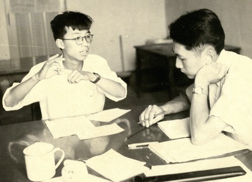 中國(guó)“兩彈一星”元?jiǎng)字旃鈦喪攀?/>
</p>
<p>圖注：1953 年吉林大學(xué)物理系舉行原子物理課程學(xué)期考試，朱光亞教授正在對(duì)他的學(xué)生陳佳洱(原北京大學(xué)校長(zhǎng))進(jìn)行口試。</p>
                <div></div>

                
            </div>
        </div>

        <div   id=