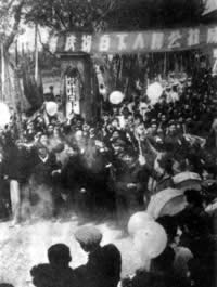 城市人民公社掛牌(轉自：歷史上的今天。com)