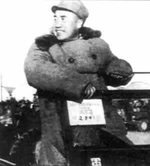 中共中央遷至北平并舉行閱兵式