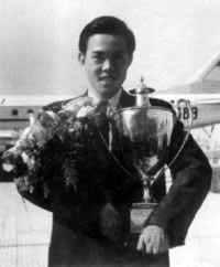 容國團在世乒賽奪得男子單打冠軍