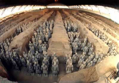 陜西臨潼農(nóng)民發(fā)現(xiàn)秦始皇兵馬俑