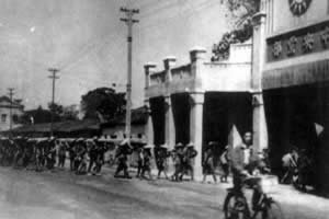 人民解放軍突破千里江防 毛澤東賦詩追窮寇