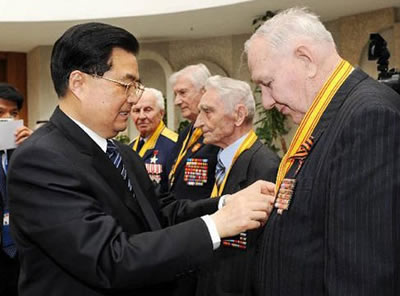 莫斯科舉行閱兵式紀(jì)念衛(wèi)國(guó)戰(zhàn)爭(zhēng)勝利65周年