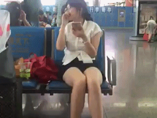 妹子樂(lè)的合不攏腿！