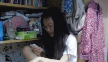 室友就喜歡這樣玩手機